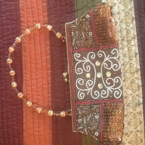 Beaded sequined clutch w hide and seek handle, goldtone snap closure/frame. - Picture 3 of 13